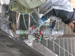 転落防止用にフェンス取り付け作業状況(コアー抜き)