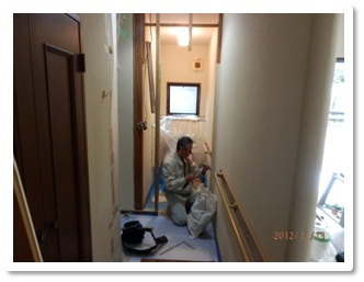 トイレ間口全ての壁を撤去しました。扉吊り元部分の補強修正中の作業状況