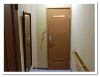 その日の内の作業です、日中は2階のトイレを使ってもらって1階のこのトイレは夜には使えるように完了しました。クロス張りは後日一斉張り替えの時までお待ち頂きました。あ!金物の色が違います、此方の不手際で後日建材屋さんが交換してくれましたが、ミスは「おっちょこちょいやね〜!」で済まされる程度にしたい…