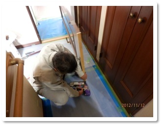 敷居が下った分、建具の寸法が足りなくなるので下端に添え木を施します。