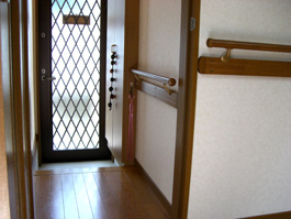 玄関ホール介護用手摺取り付け