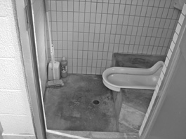 工場の社員用トイレの修繕→(OBのお客様)